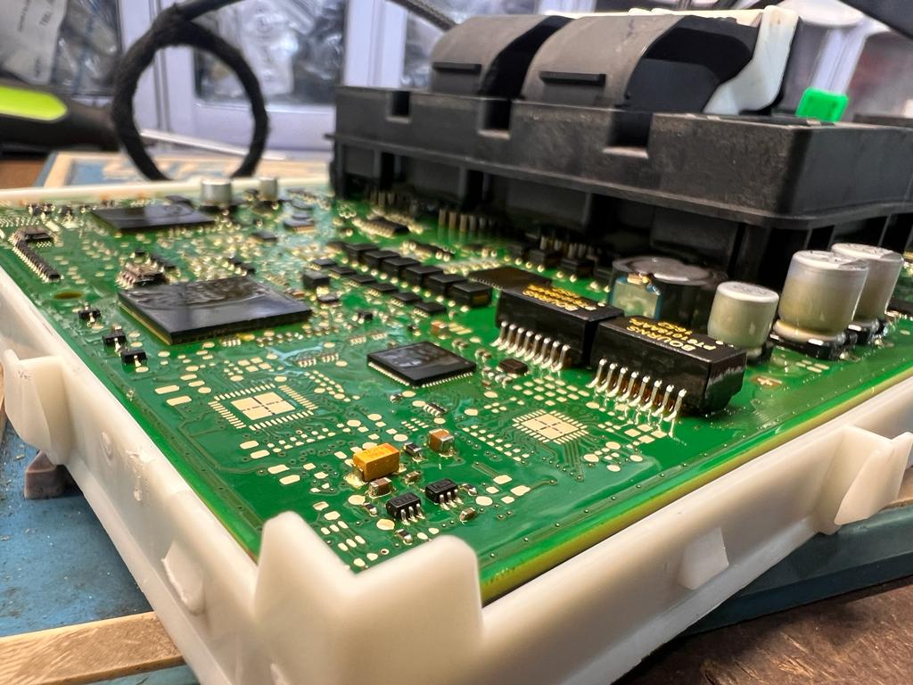 Vehicle ECU and immobilizer module being programmed during a 2000 Toyota 4Runner key-all-lost service